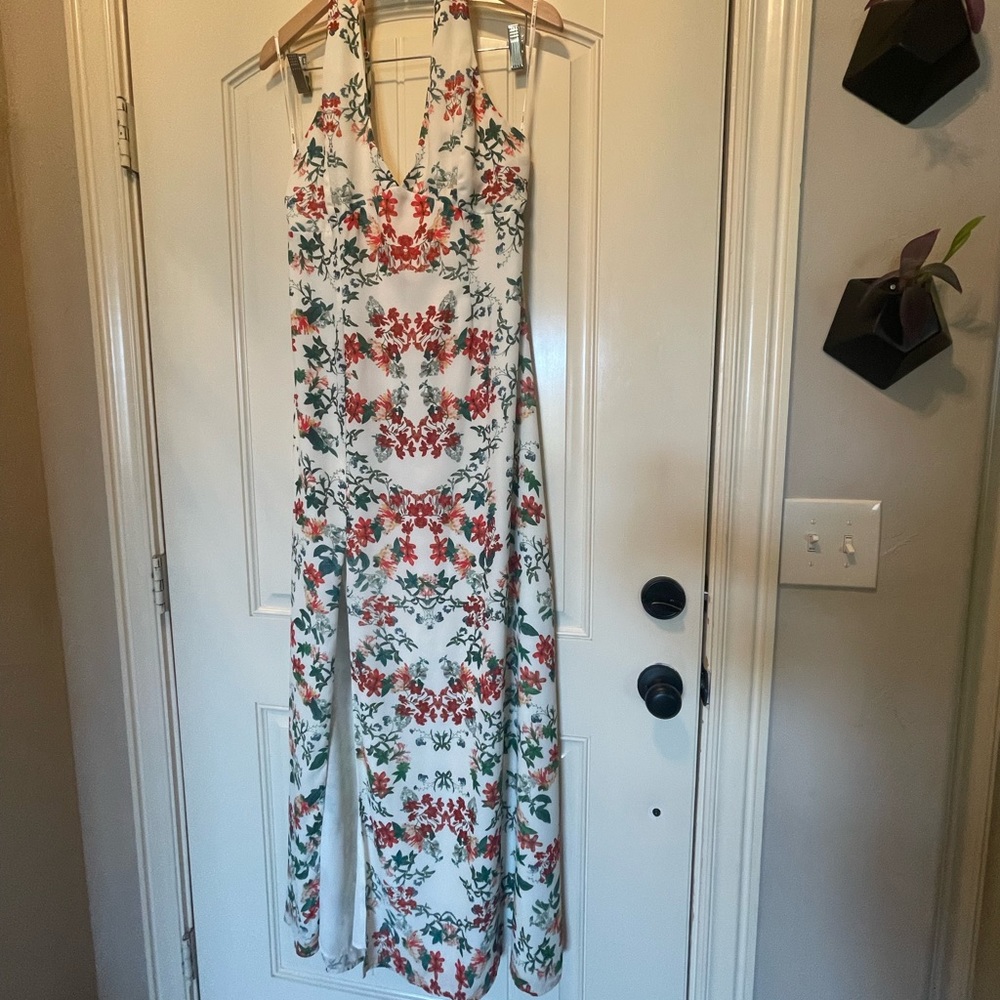 GORGEOUS floral floor length gown! 💟💟💟